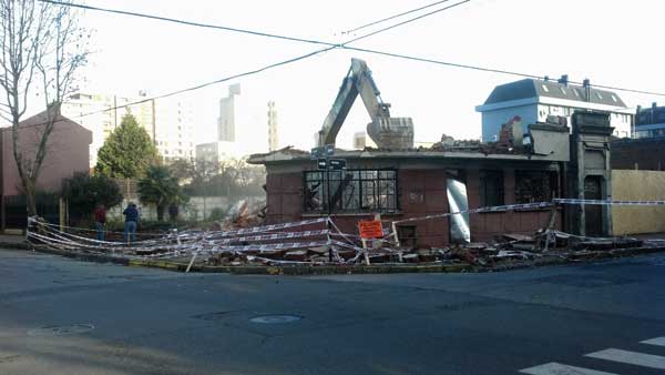 Demolición de casa en Freire