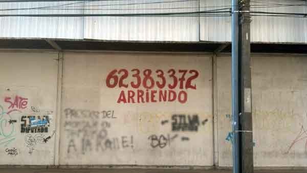 Aviso de arriendo en pared