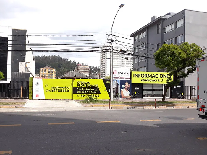 Fotografía desde el frente de la construcción del edificio de oficinas