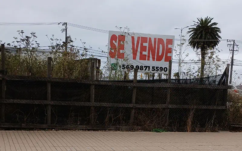 Vista a pie de calle de terreno urbano a la venta en Talcahuano